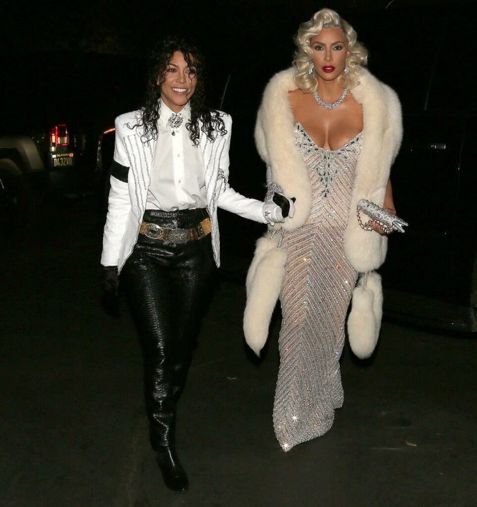 Le sorelle Kardashian - Kourtney e Kim - travestite da Michael Jackson e Madonna per Halloween.