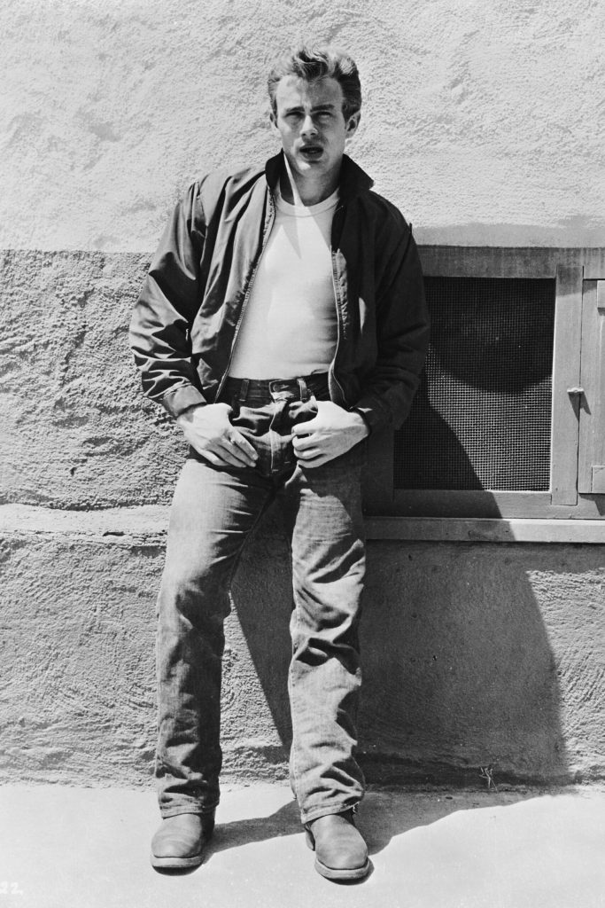 James Dean, l'attore ''bello e dannato per eccellenza'' che fece conoscere il jeans in tutto il mondo.
