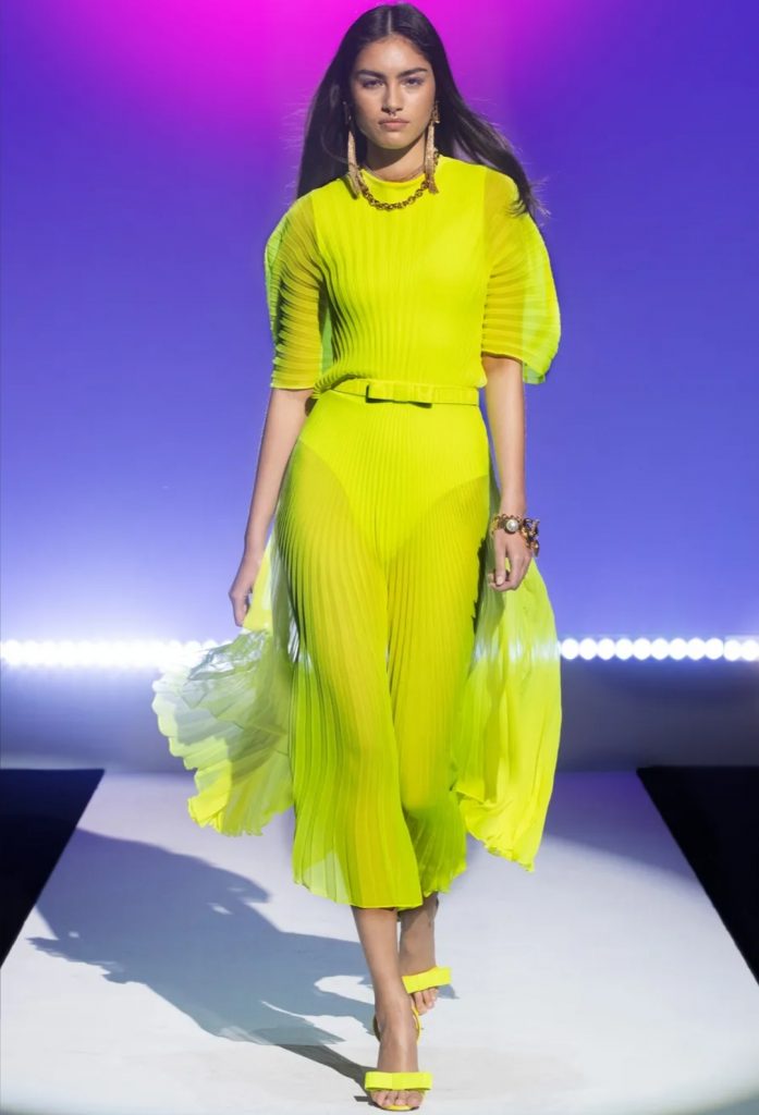 L'abito giallo fluo della collezione Primavera Estate 2021 di Brandon Maxwell.